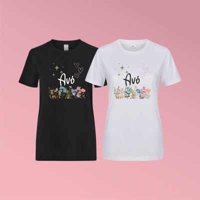 Duas t-shirts, preta e branca, com estampado floral e texto Avó, fundo rosa