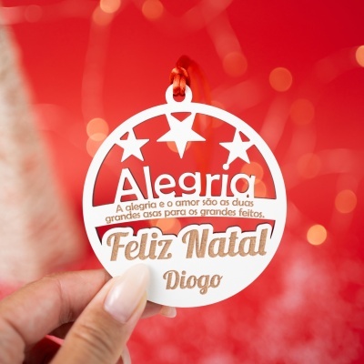 Etiqueta redonda branca com texto de Natal num fundo vermelho