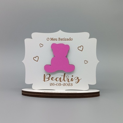 Cartão branco decorado para batizado com ursinho rosa em relevo e texto dourado