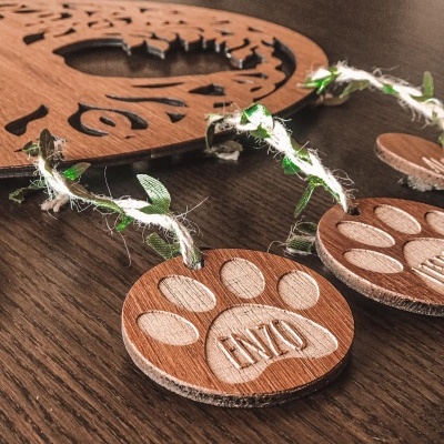 Medalhas redondas de madeira com gravação de pata e nome ENZO com cordão decorativo branco e verde