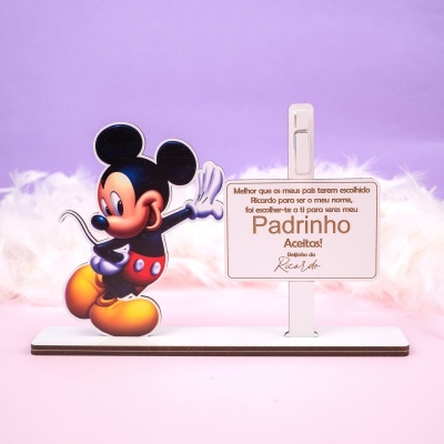 Figura do Mickey Mouse junto a placa com convite para padrinho