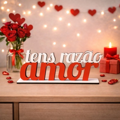 Decoração de texto tens razão amor com luzes e corações vermelhos de fundo, rosas e vela acesa
