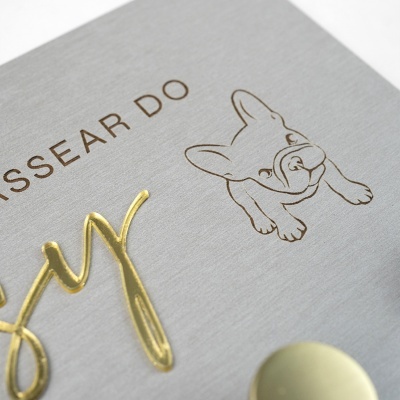Capa cinza texturizada com relevo dourado e desenho de buldogue francês