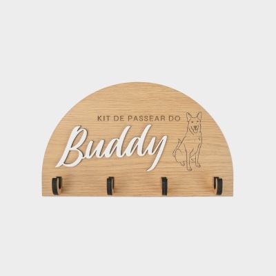 Painel de madeira semi-circular com ganchos e texto KIT DE PASSEAR DO Buddy com desenho de cão