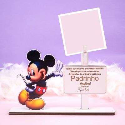Suporte de mesa com figura do Mickey Mouse, placa com texto e fundo lilás