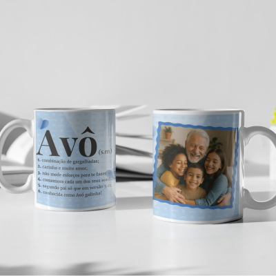 Canecas com design azul claro, texto Avô (s.m) e foto de avô com netos