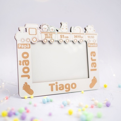 Moldura branca para foto com comboio e animais desenhados e texto personalizado