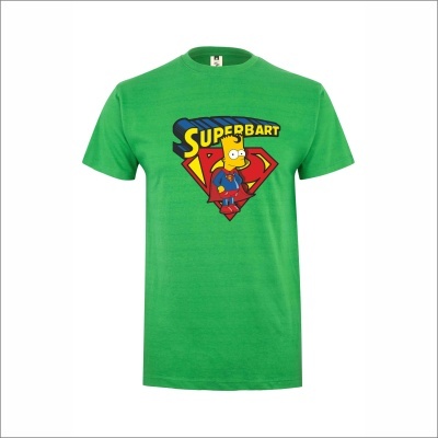 T-shirt verde com estampa do Bart Simpson vestido de super-herói e texto SUPERBART