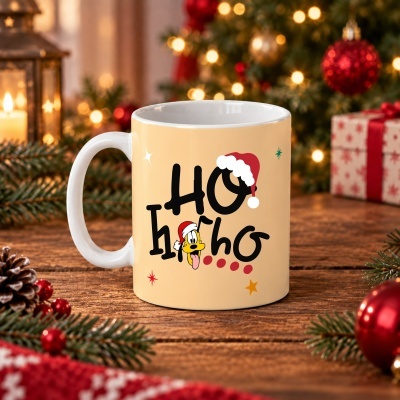 Caneca de cerâmica com tema de Natal em ambiente festivo com árvore e decoração natalícia
