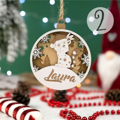 Enfeite de Natal redondo de madeira com gato e o nome Laura