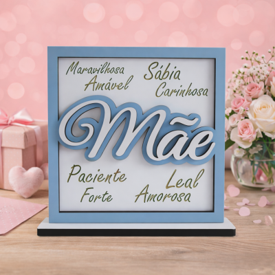 Quadro decorativo azul com palavras em português sobre mãe, em fundo rosa com flores e presentes
