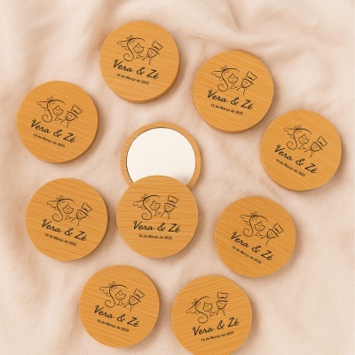 Espelhos de mesa redondos com moldura de madeira clara e texto personalizado sobre tecido bege