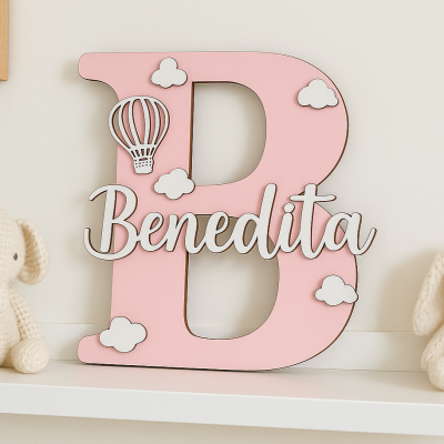 Letra B decorativa rosa com nome Benedita, nuvens e balão em madeira