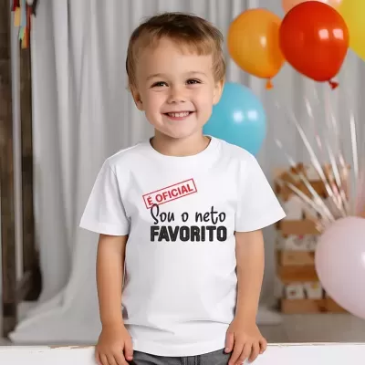 Menino a sorrir com camisola branca com texto em português e balões coloridos atrás