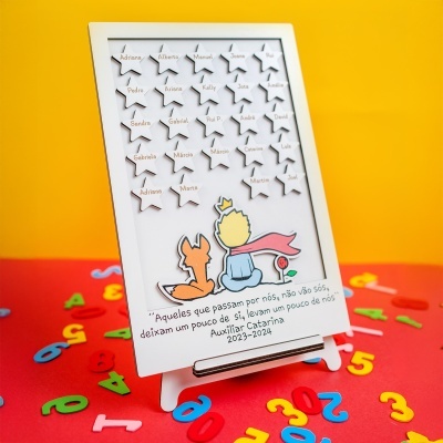 Placa decorativa branca com estrelas nomeadas e ilustração de raposa e príncipe, texto personalizado na base.