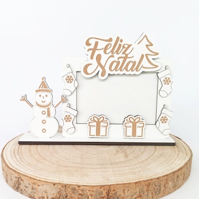Moldura fotográfica branca com decoração de Natal e texto Feliz Natal