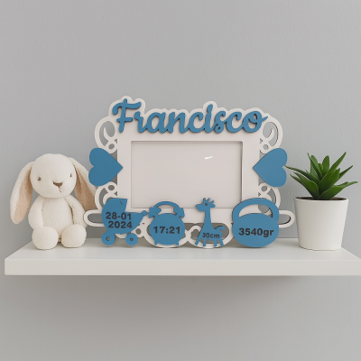 Moldura de bebé com nome Francisco, data, hora, altura e peso, coelho de peluche e planta numa prateleira branca