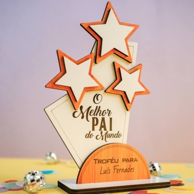 Troféu de madeira para o melhor pai com estrelas e texto gravado