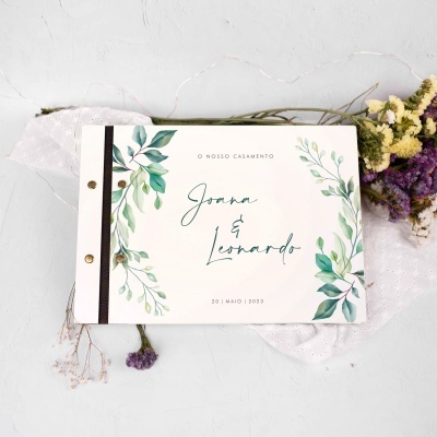 Convite de casamento branco com folhas verdes e texto Joana & Leonardo