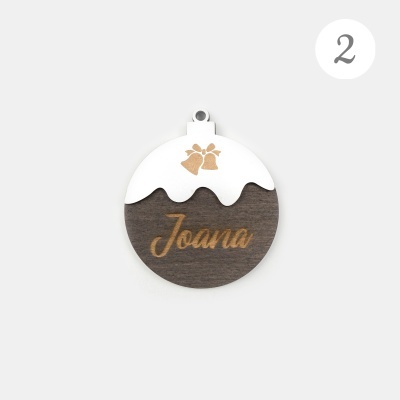 Enfeite circular de madeira com palavra Joana e sino dourado
