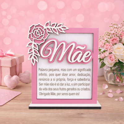Placa decorativa rosa com texto sobre o significado de ser mãe e design floral.