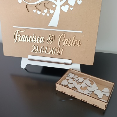 Placa decorativa em MDF com nomes e data, caixa com corações de madeira