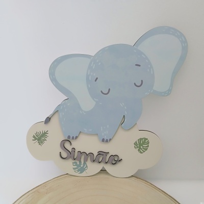 Placa decorativa de madeira com elefante cinza e texto Simão