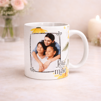 Caneca branca com foto e texto feliz dia da mãe, com flores amarelas
