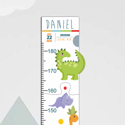 Régua de medição com dinossauros coloridos e texto com nome e data