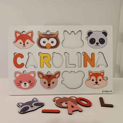 Quebra-cabeças infantil em madeira com letras e figuras de animais para encaixe.