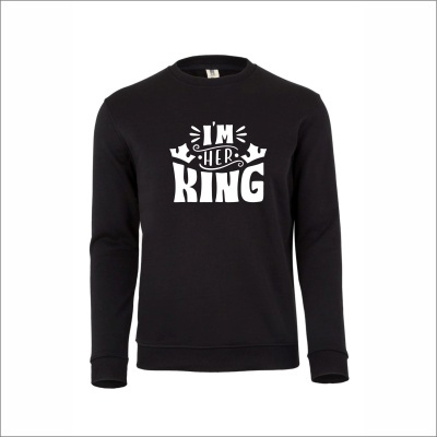 Sweatshirt preta com texto branco IM HER KING e coroas