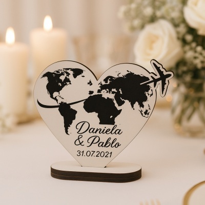 Decoração de mesa em madeira em forma de coração com mapa-múndi preto e branco e texto comemorativo