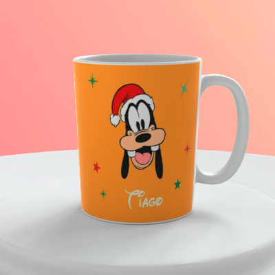 Caneca branca com fundo laranja e desenho do Pateta com gorro de Natal