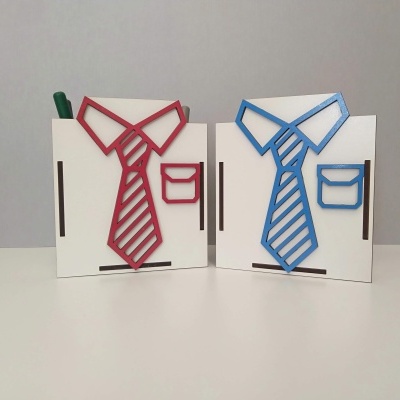 Duas caixas organizadoras brancas com desenho de camisa e gravata, uma vermelha e outra azul