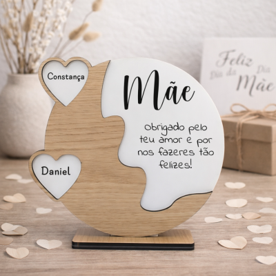 Placa decorativa em madeira clara com corações brancos e texto em preto para dia da mãe