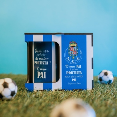 Caixa azul e branca com texto do FC Porto e bolas de futebol em relva artificial