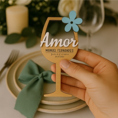 Marcador de mesa em madeira com texto Amor MANUEL FERNANDES JOÃO & CATARINA 29.07.2025 e flor azul