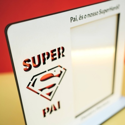 Placa com texto SUPER PAI e símbolo do Superman em fundo vermelho