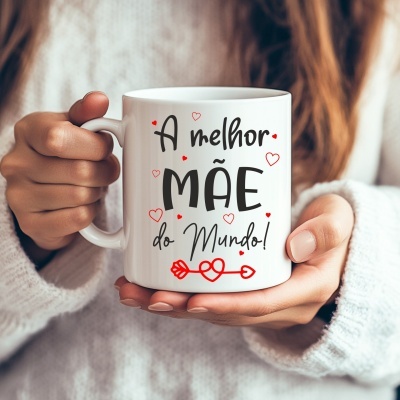 Caneca branca com texto A melhor MÃE do Mundo! e corações vermelhos