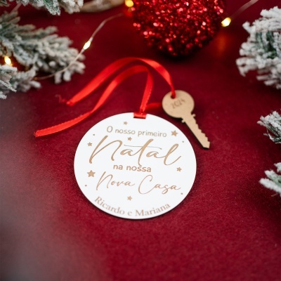 Enfeite de Natal redondo branco com fita vermelha e frase gravada
