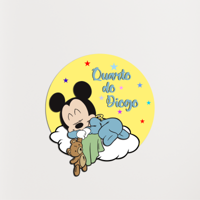 Imagem bebé Mickey Mouse a dormir numa nuvem com texto Quarto do Diogo