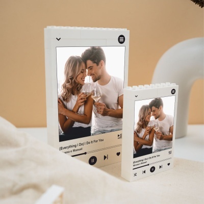 Dois quadros brancos em forma de blocos com imagem de casal e interface de música digital.