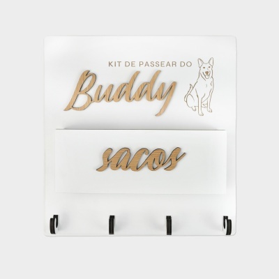 Suporte branco com texto em madeira clara Buddy e sacos e desenho de cão sentado