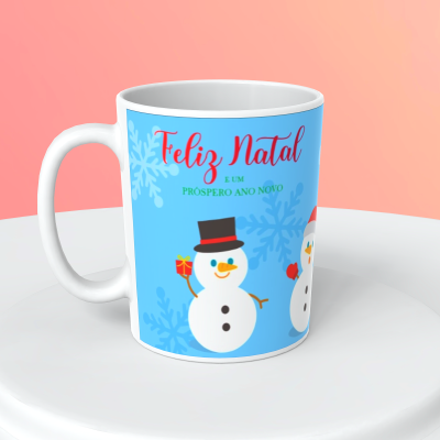 Caneca branca com decoração de Natal e bonecos de neve sobre fundo azul