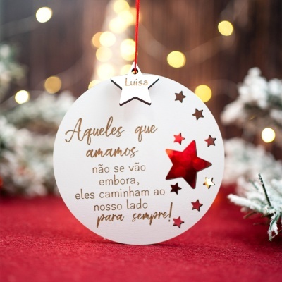 Enfeite de Natal redondo branco com texto e estrelas vermelhas
