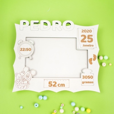 Moldura branca com nome PEDRO e informações de data e medidas sobre fundo verde com bolas coloridas.