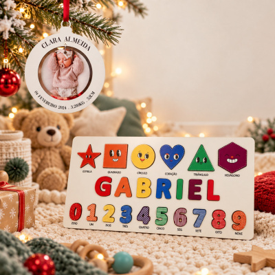 Quadro educativo infantil com letras, formas coloridas e números em português, decoração de Natal com ornamento personalizado e ursinho