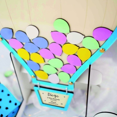 Decoração de balão aerostático colorido com placa de batizado