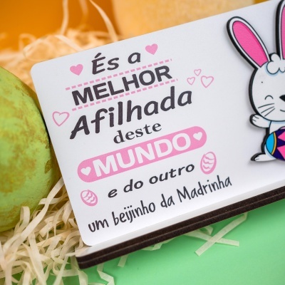 Cartão branco com mensagem para afilhada e orelhas de coelho cor-de-rosa
