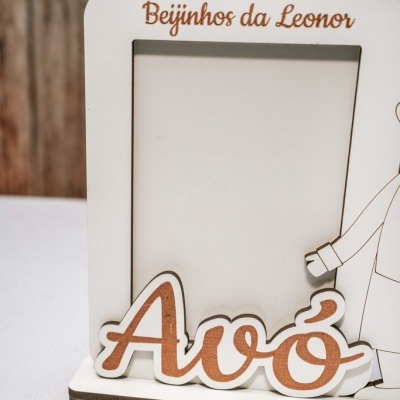 Moldura de madeira branca com texto Beijinhos da Leonor e palavra Avó em castanho
